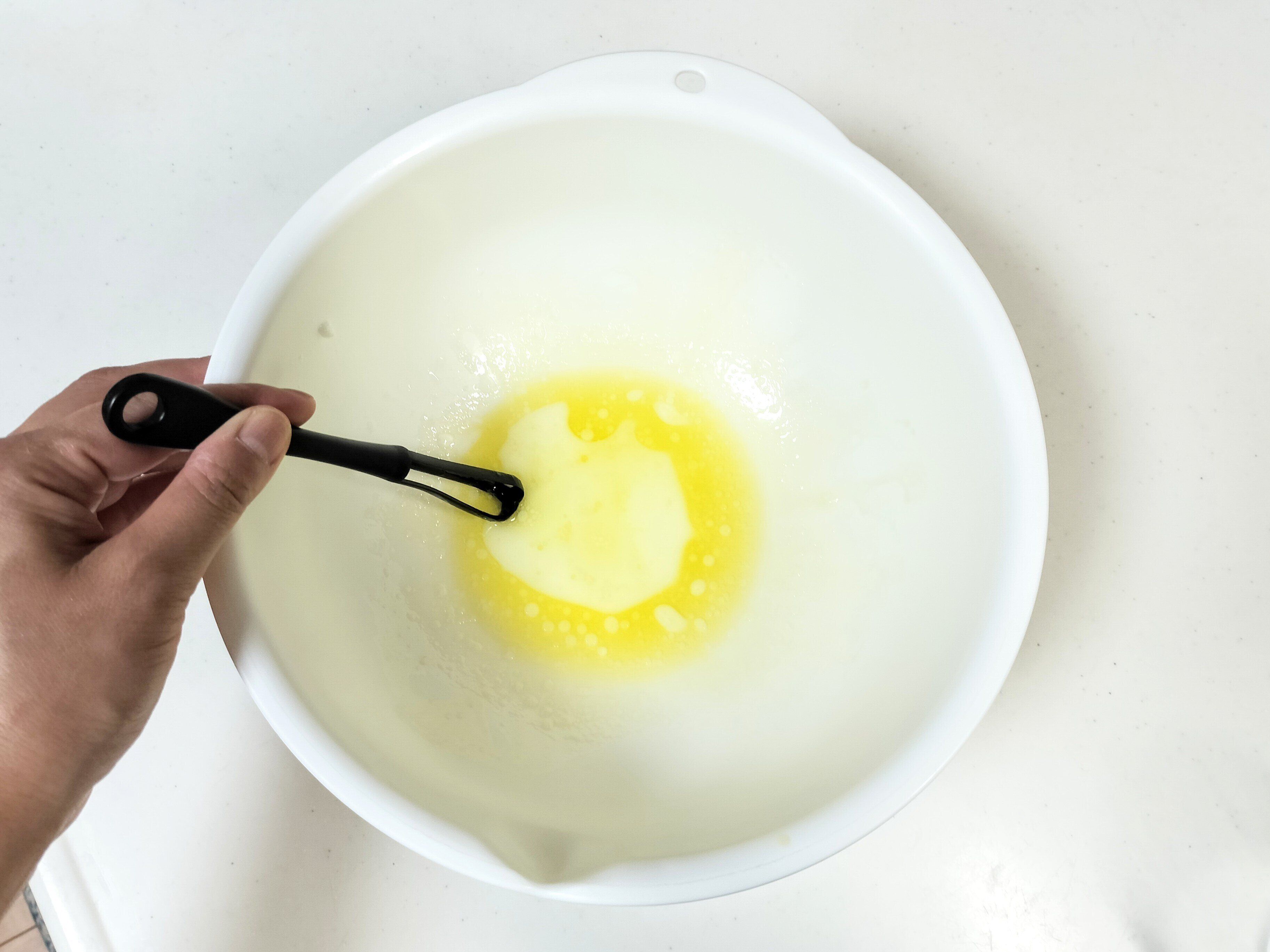 ボウルでホエイとオリーブオイルを混ぜる