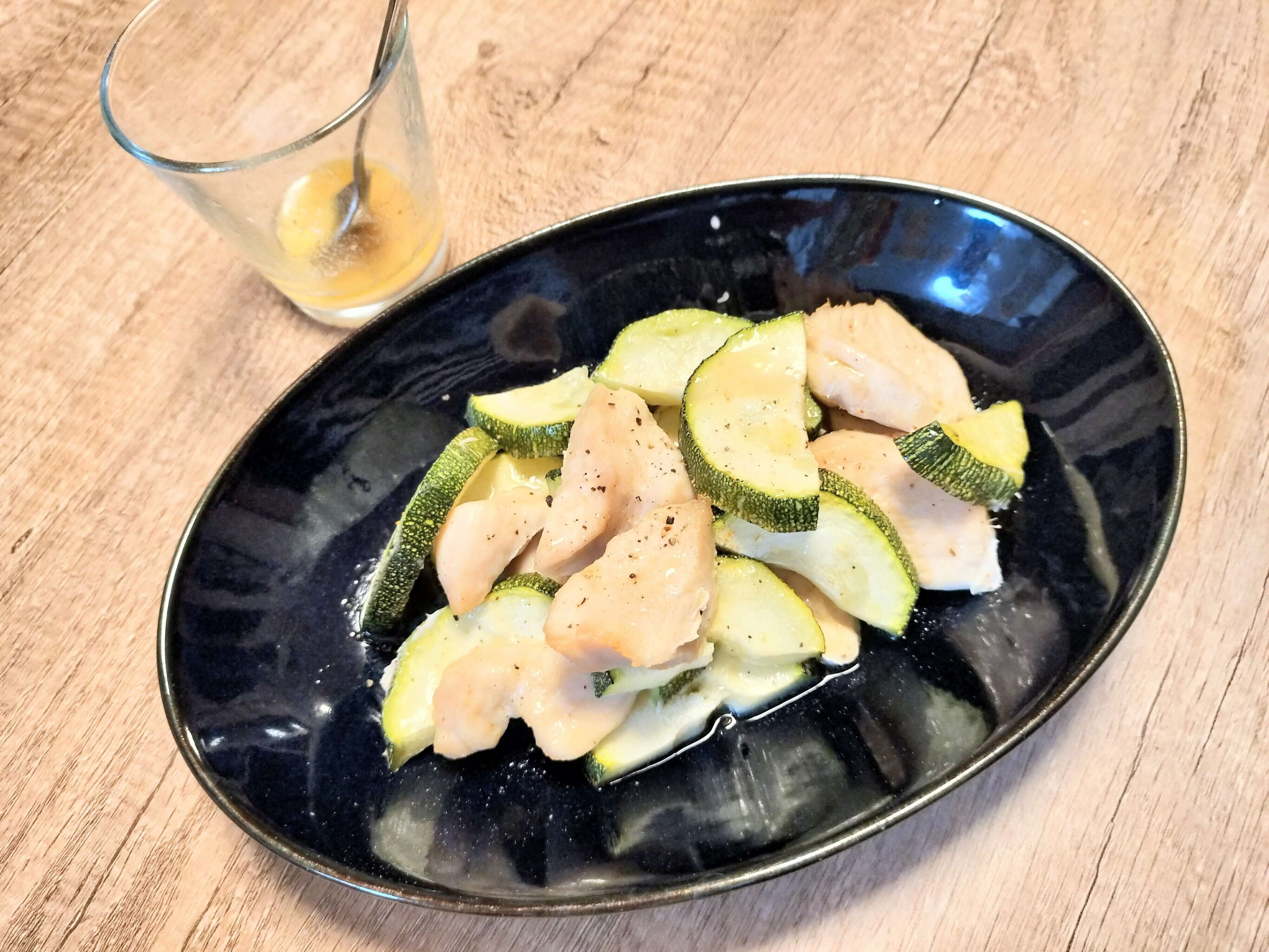 チキンとズッキーニのグリル ホエイドレッシングかけ