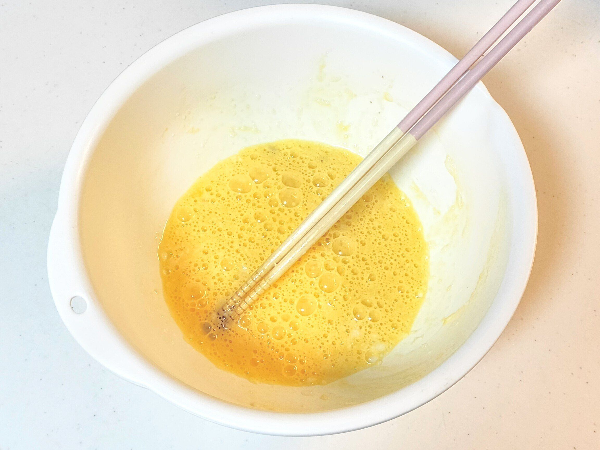 たまごと山芋をよく混ぜる