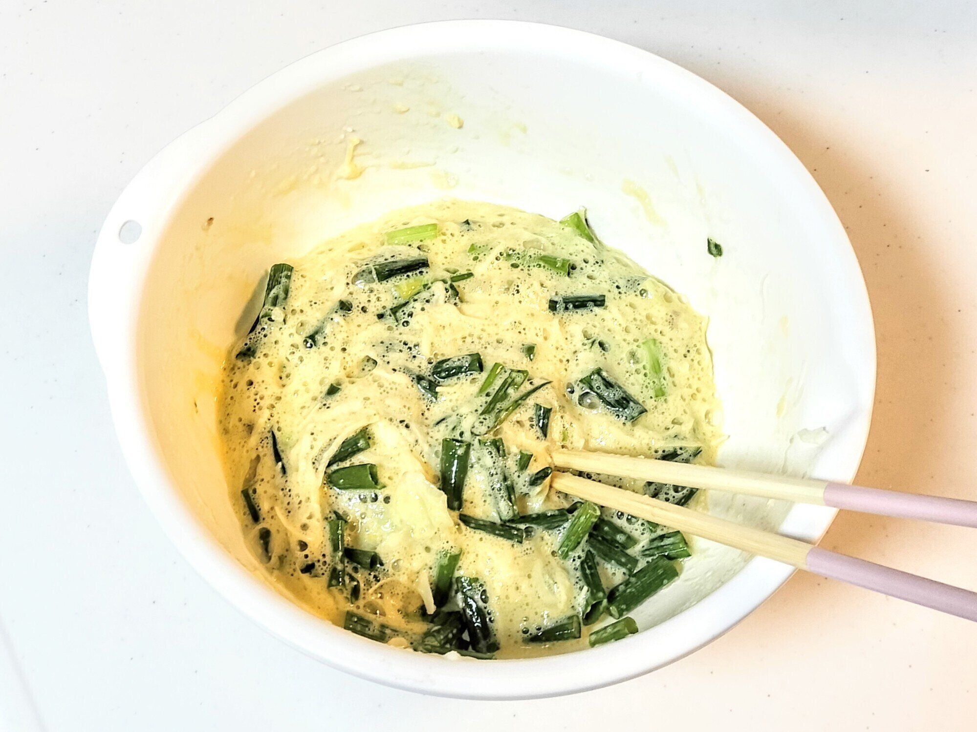 キャベツと万能ねぎを加えてよく混ぜる