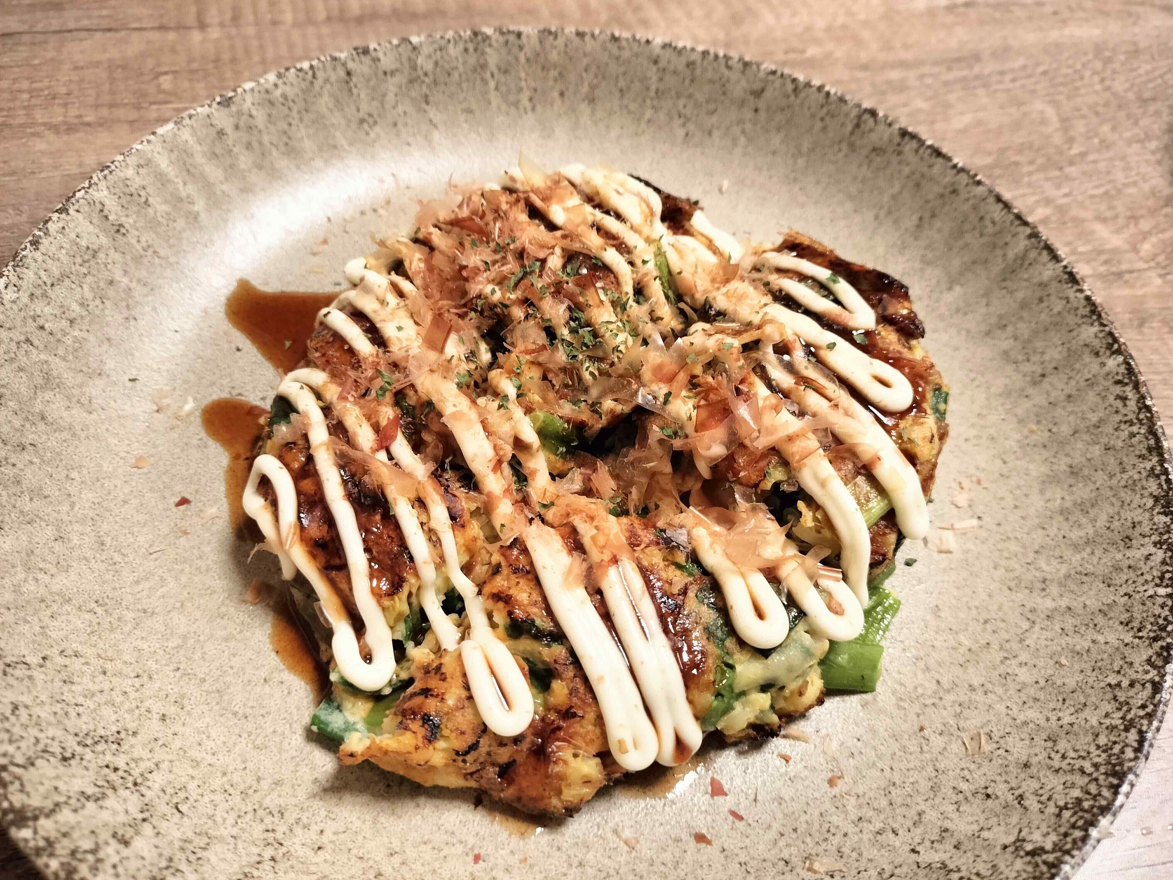 ソースやマヨネーズをかけてできあがり