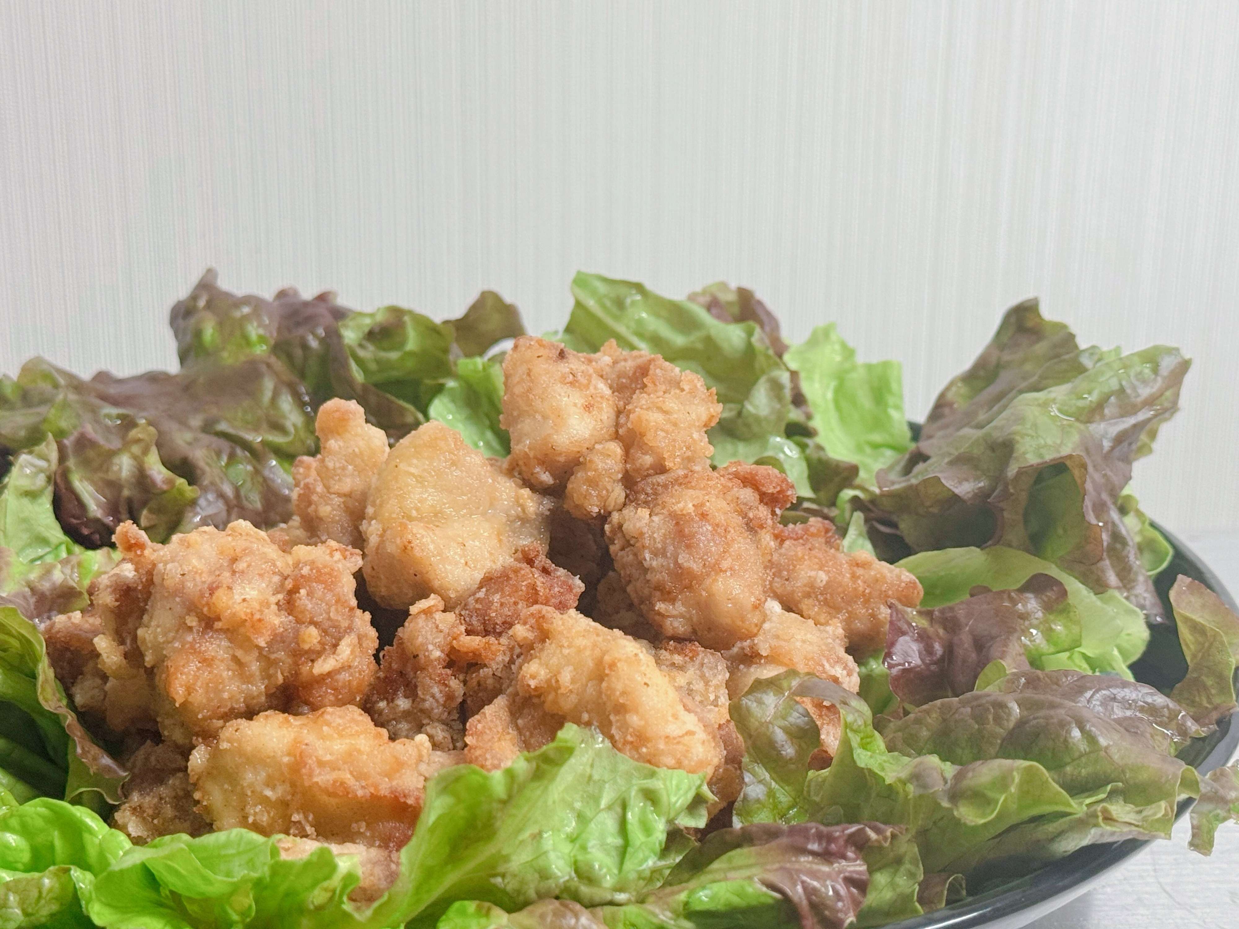 2．「唐揚げ」は揚げる前にザルで水気を切って！
