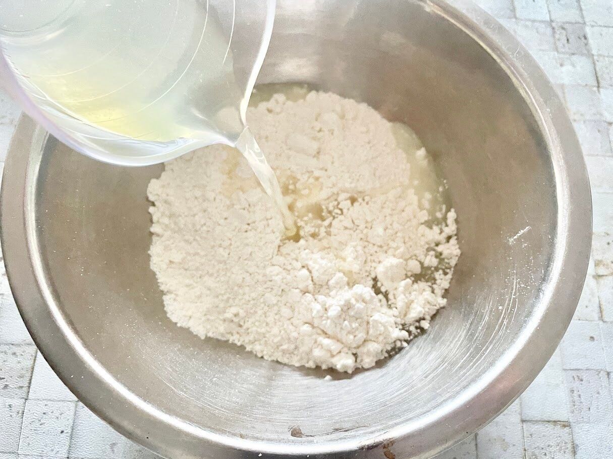 ホットケーキミックスにホエイを入れる