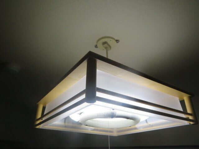 夜は照明を暗めに