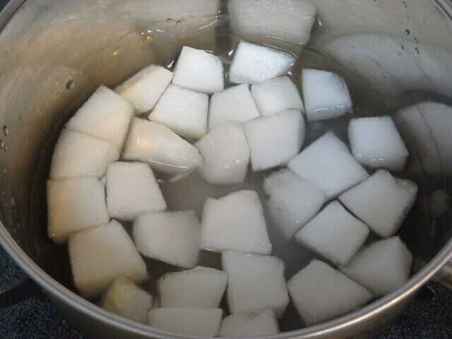 とうがんを砂糖で煮こんでみる
