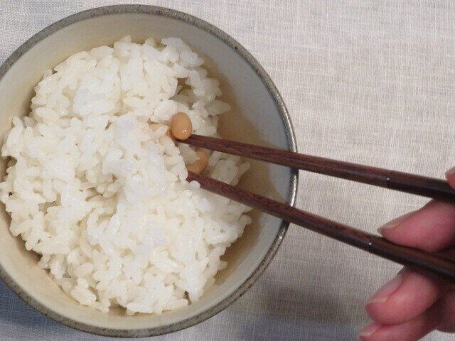 ご飯を上によそったところ