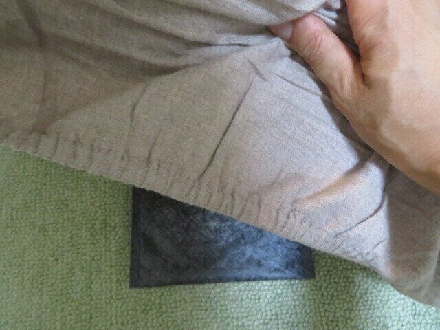 ふとんの下に置いたところ