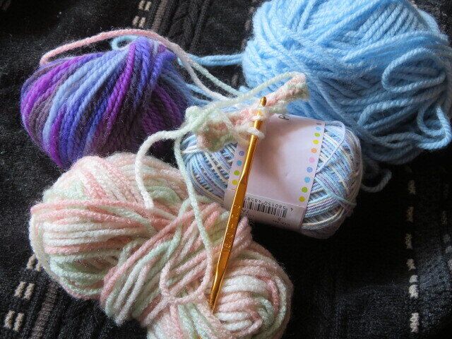 アクリルたわしで食器を洗う