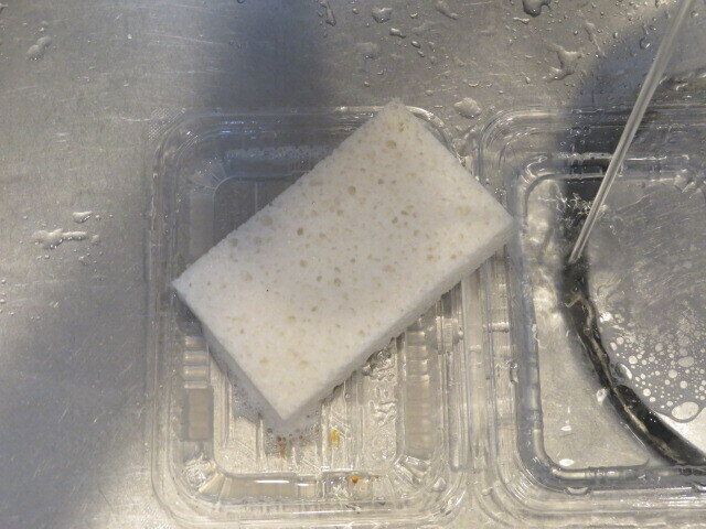 油汚れのひどいプラ容器を洗剤で洗う