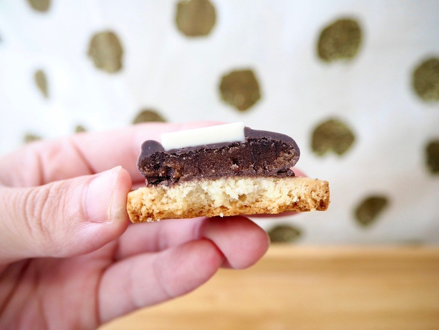 名古屋お土産「コメダ珈琲店の小倉トーストサブレ」断面写真