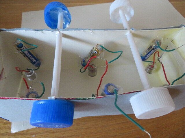 裏側に乾電池がある