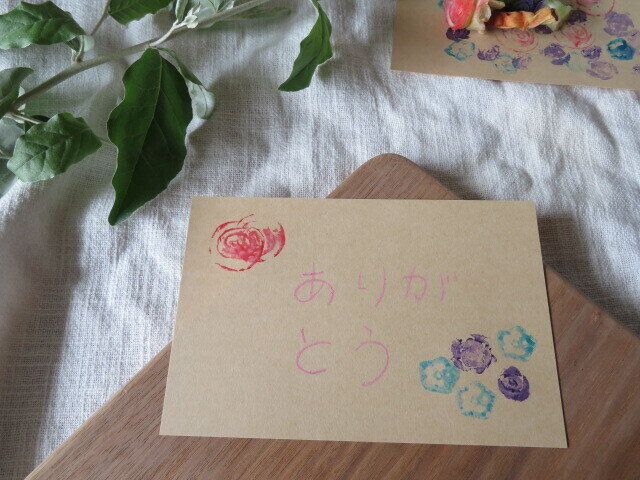 オクラなどの切り口を利用した野菜スタンプ