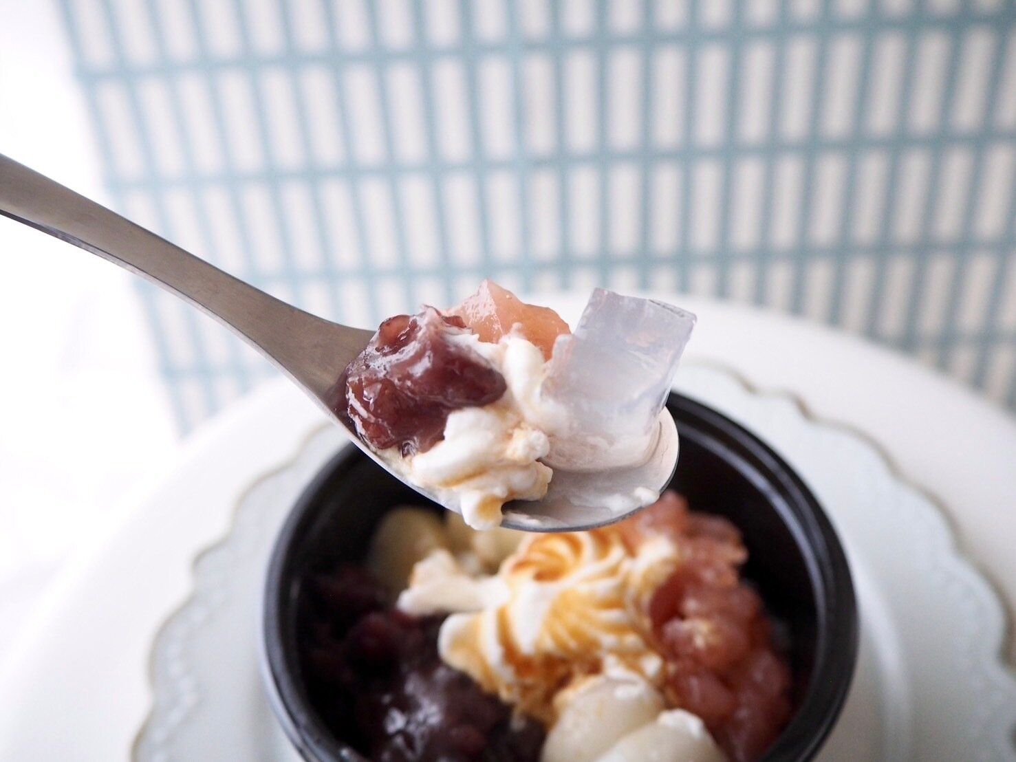 シャトレーゼ「和涼白桃クリームあんみつ」スプーンのせ写真