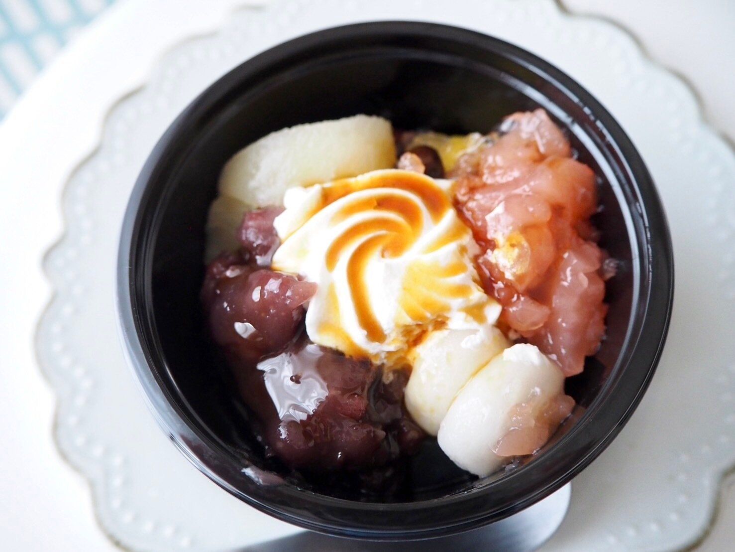 シャトレーゼ「和涼白桃クリームあんみつ」黒みつかけ写真