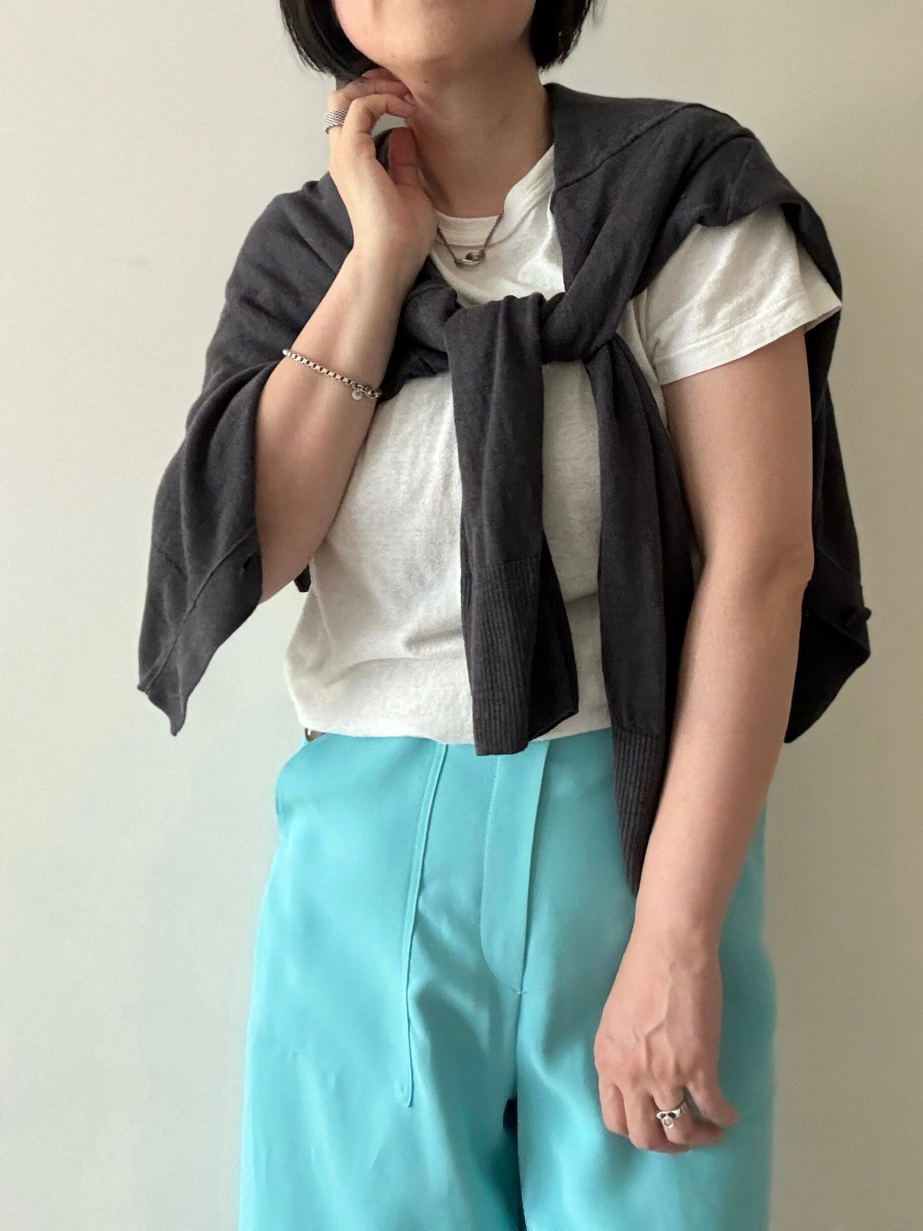 グレーのカーディガン