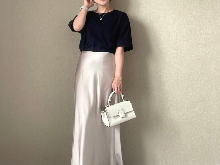 【ユニクロ】40代が今穿きたいスカートは「ツヤ感」で綺麗見せ