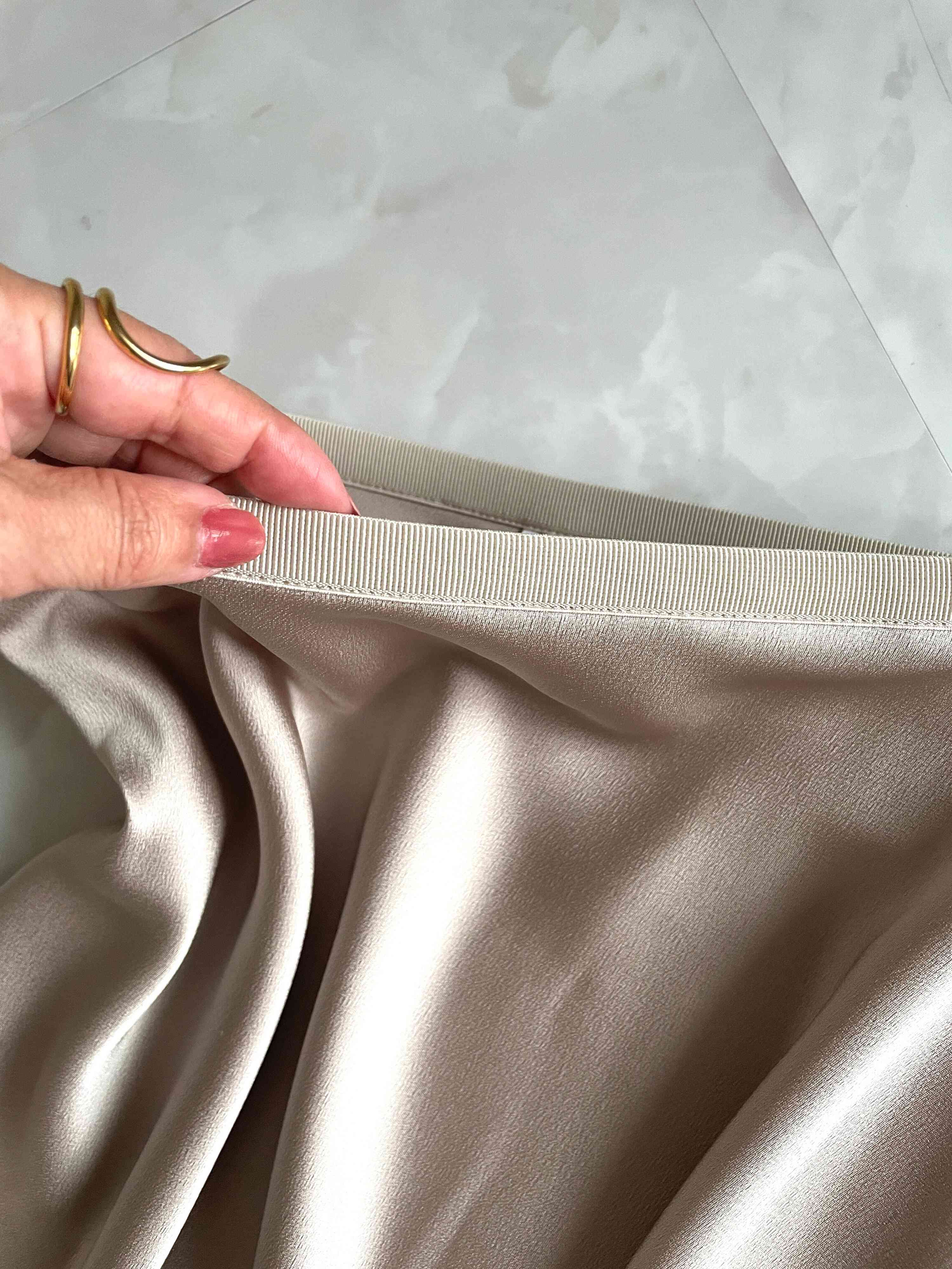 ユニクロ　サテンスカート