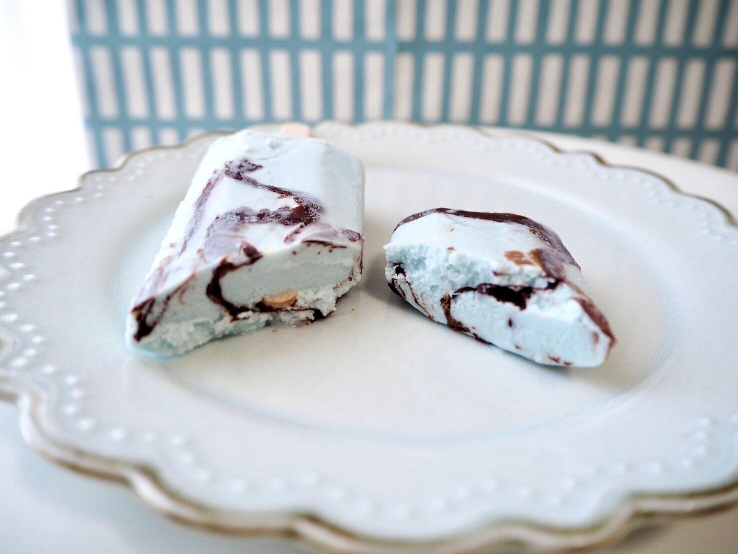 シャトレーゼ「チョコバッキー ドライミント」断面写真