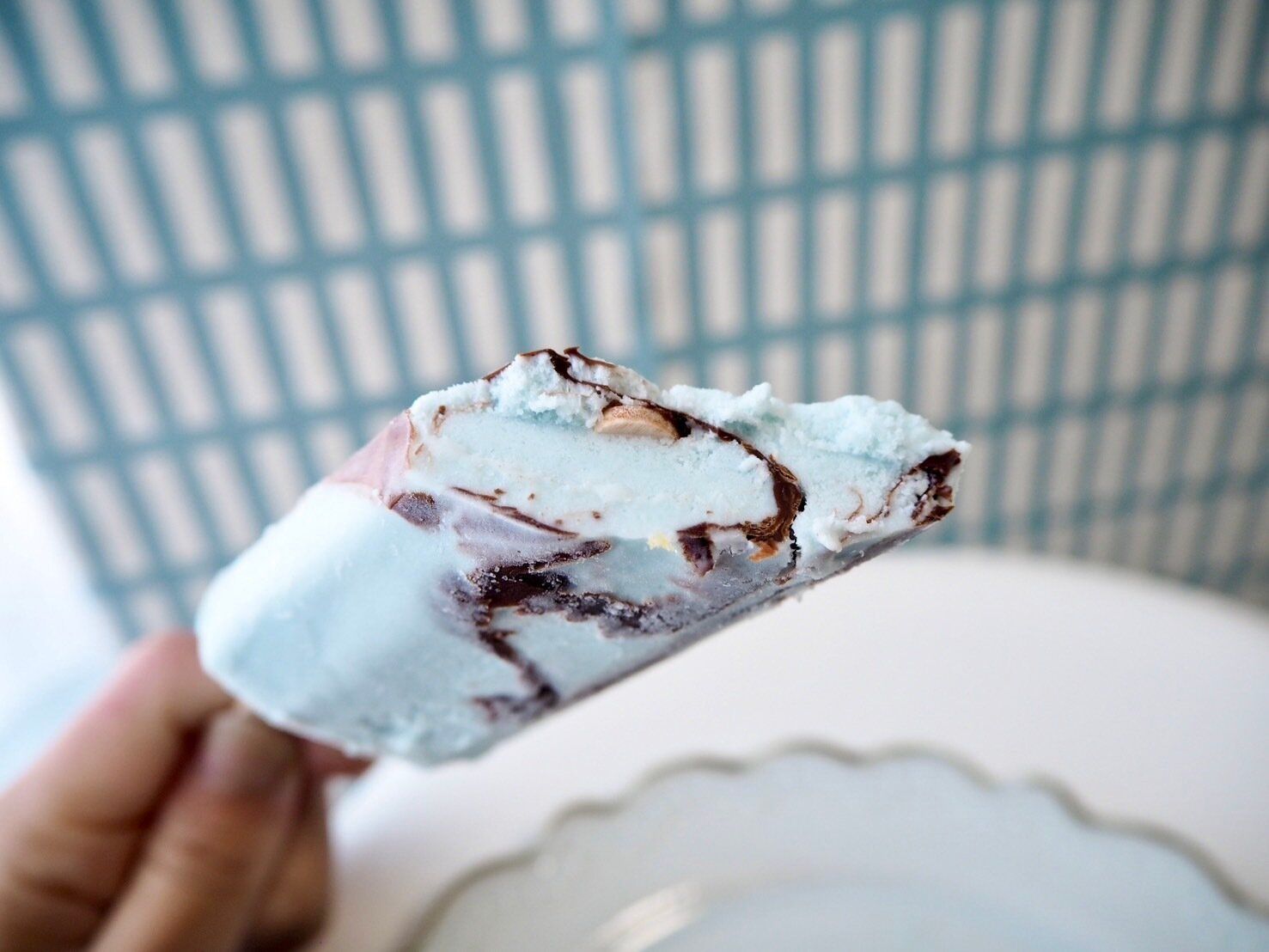 シャトレーゼ「チョコバッキー ドライミント」断面写真