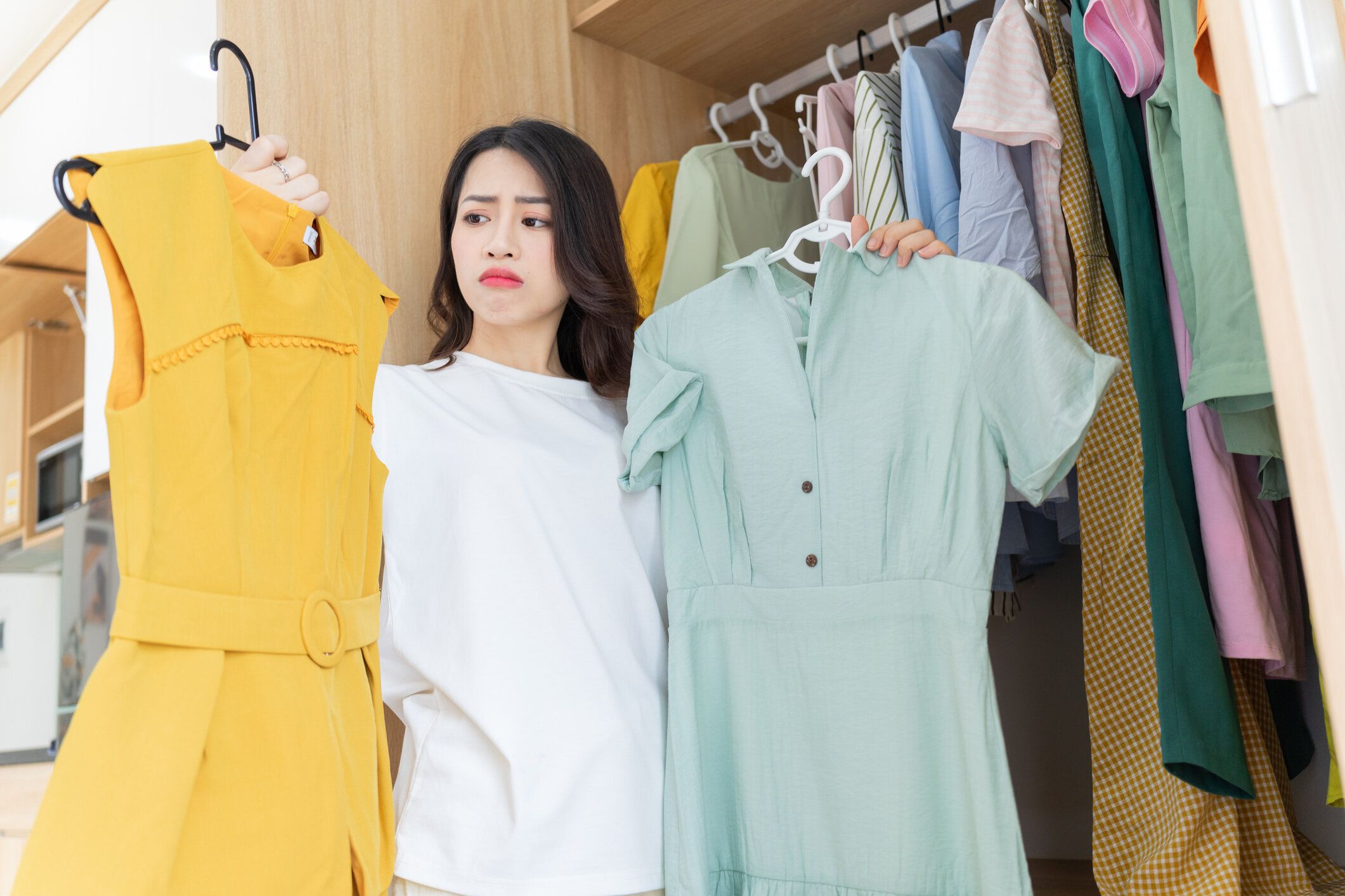 服を試着している若いアジア人女性