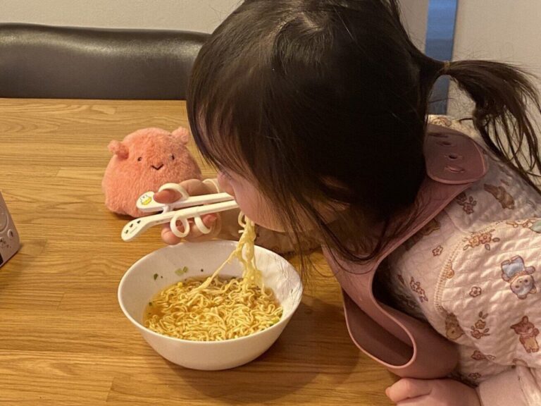 3歳パパガチ勢の推し活風景に27万人がいいね！朝ご飯を食べながら熱い視線を送るのは、もちろんパパ