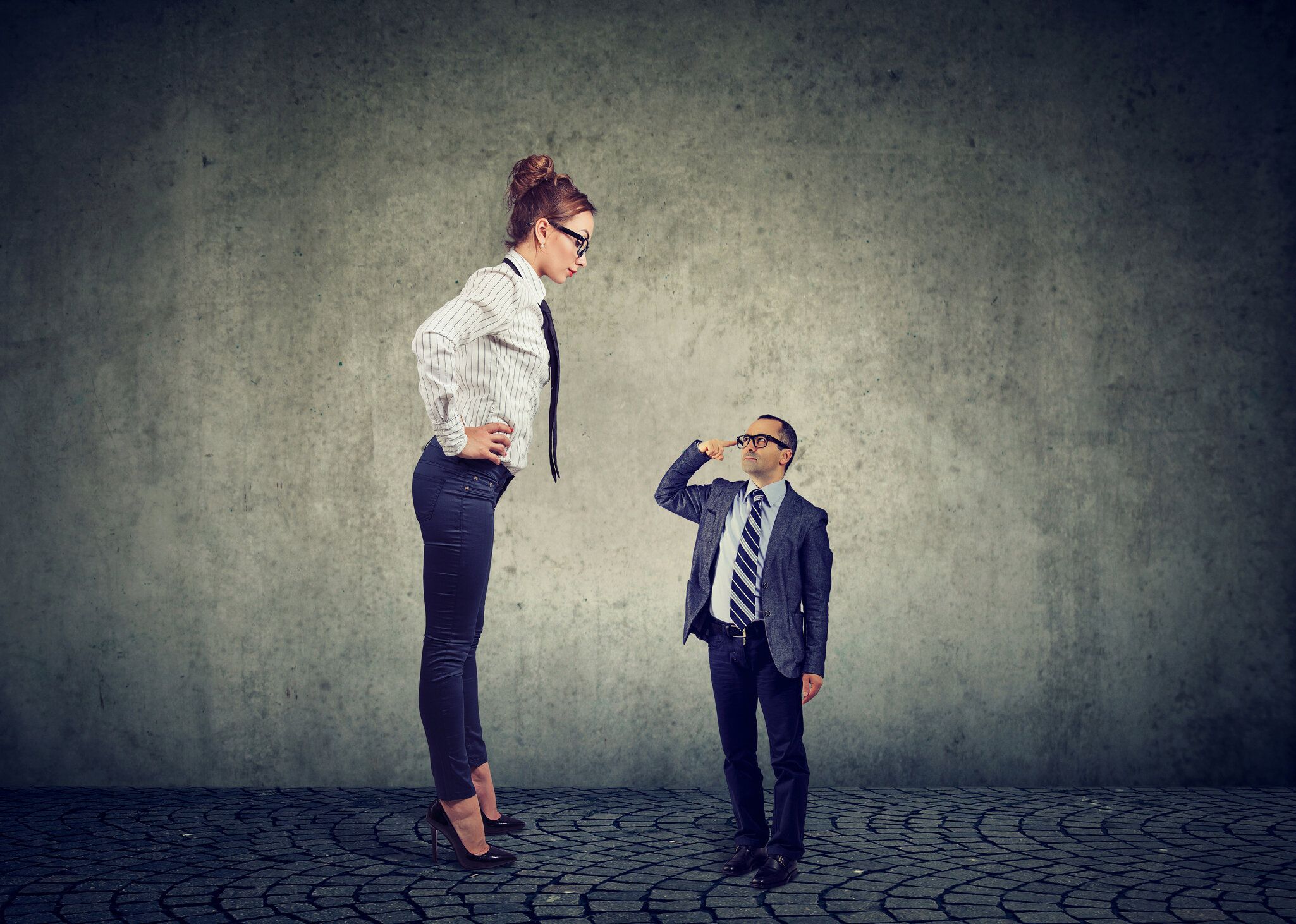 中小企業の男の前に立って大きな不機嫌そうな実業家