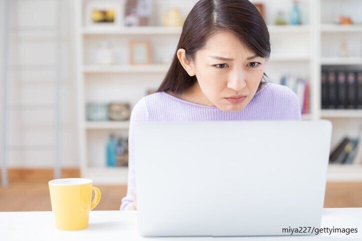 パソコンを見る女性