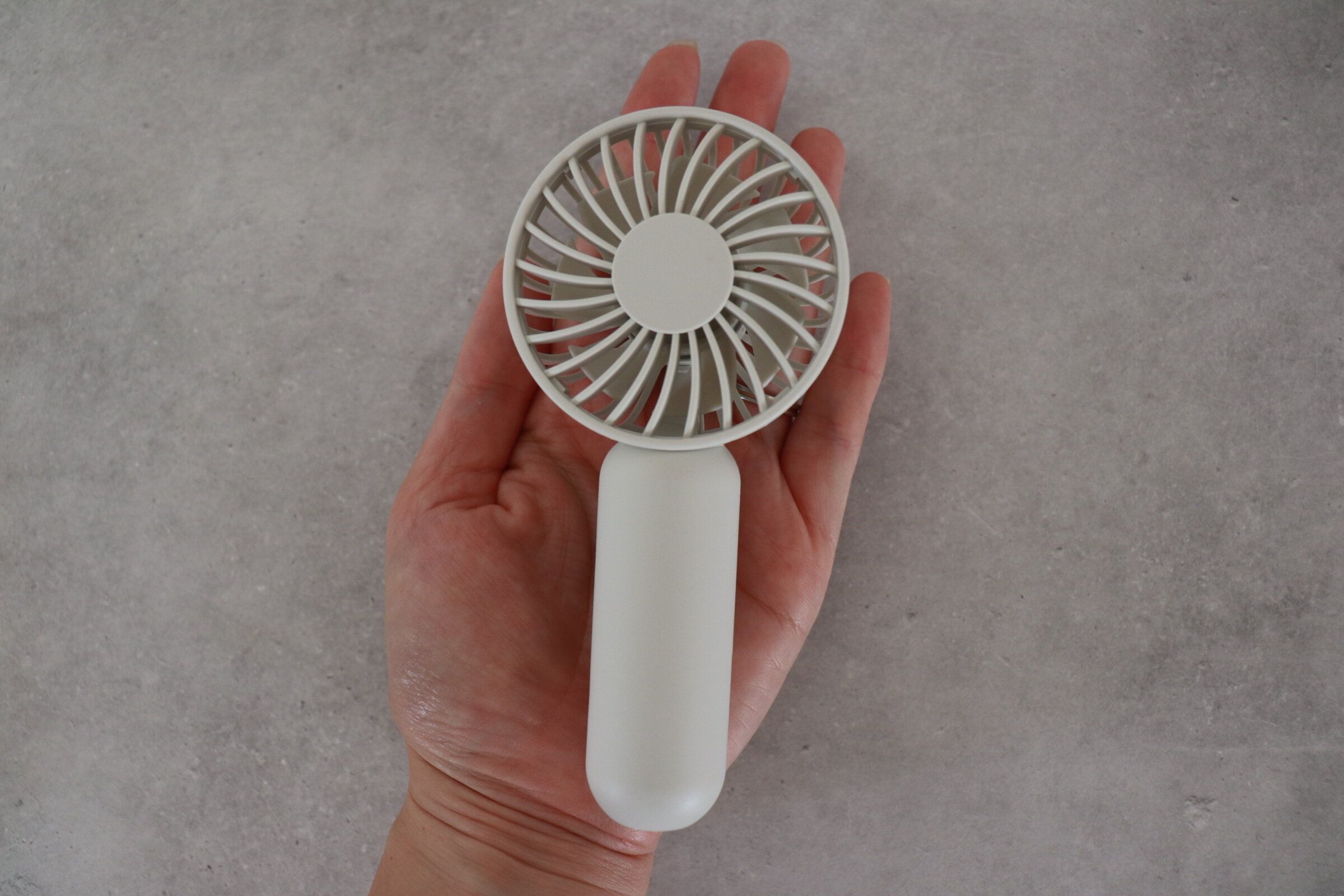 【3COINS】小さなバッグにも入る！スリコのミニハンディファンが優秀