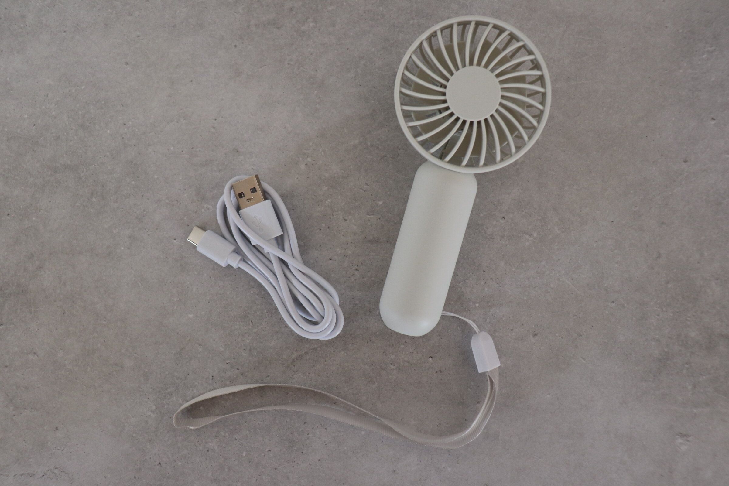 【3COINS】小さなバッグにも入る！スリコのミニハンディファンが優秀