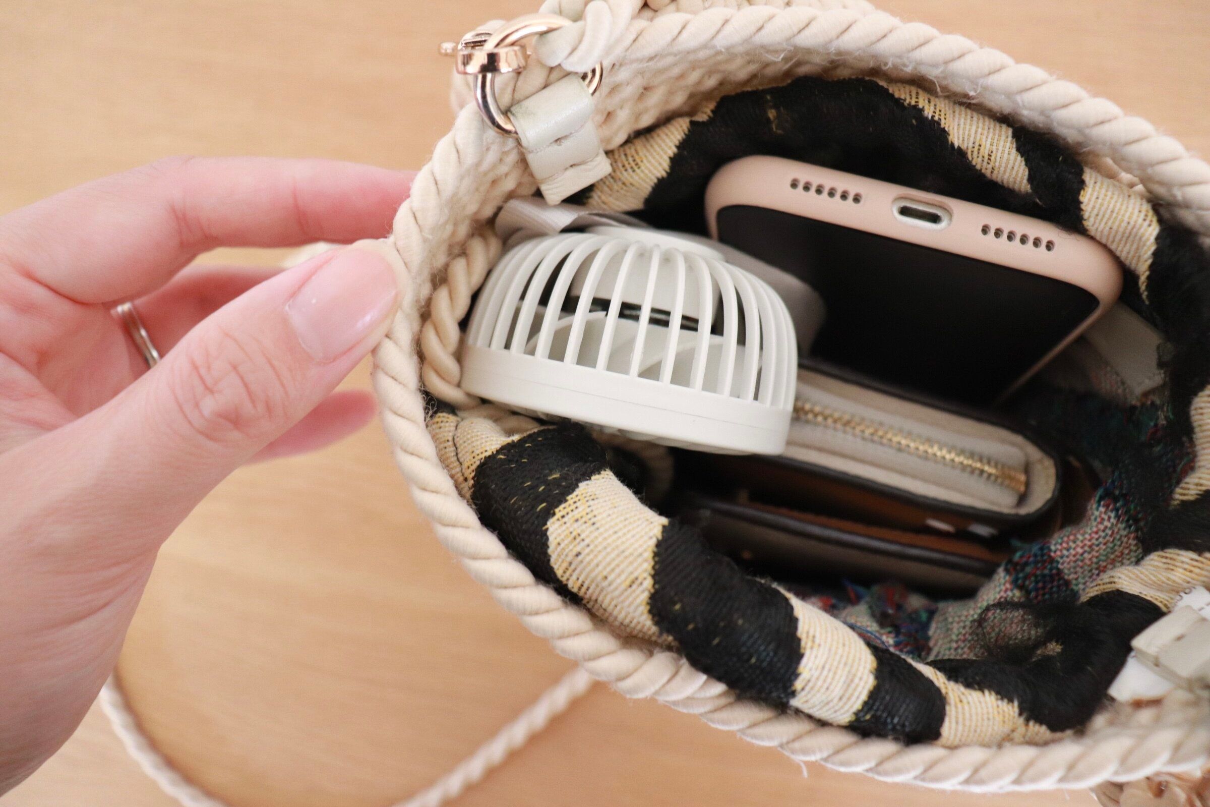 【3COINS】小さなバッグにも入る！スリコのミニハンディファンが優秀