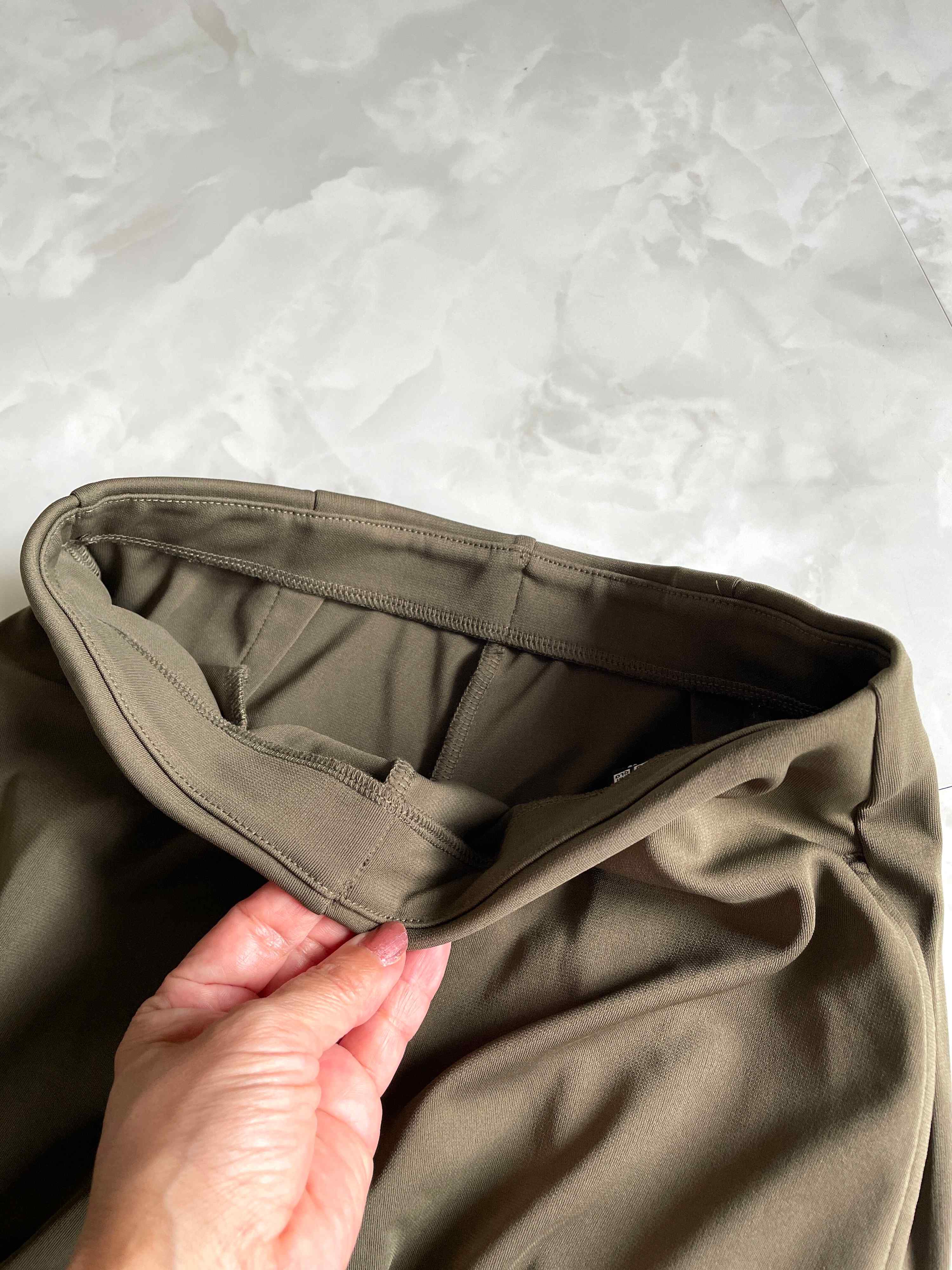 ユニクロ クレープジャジーストレートパンツ