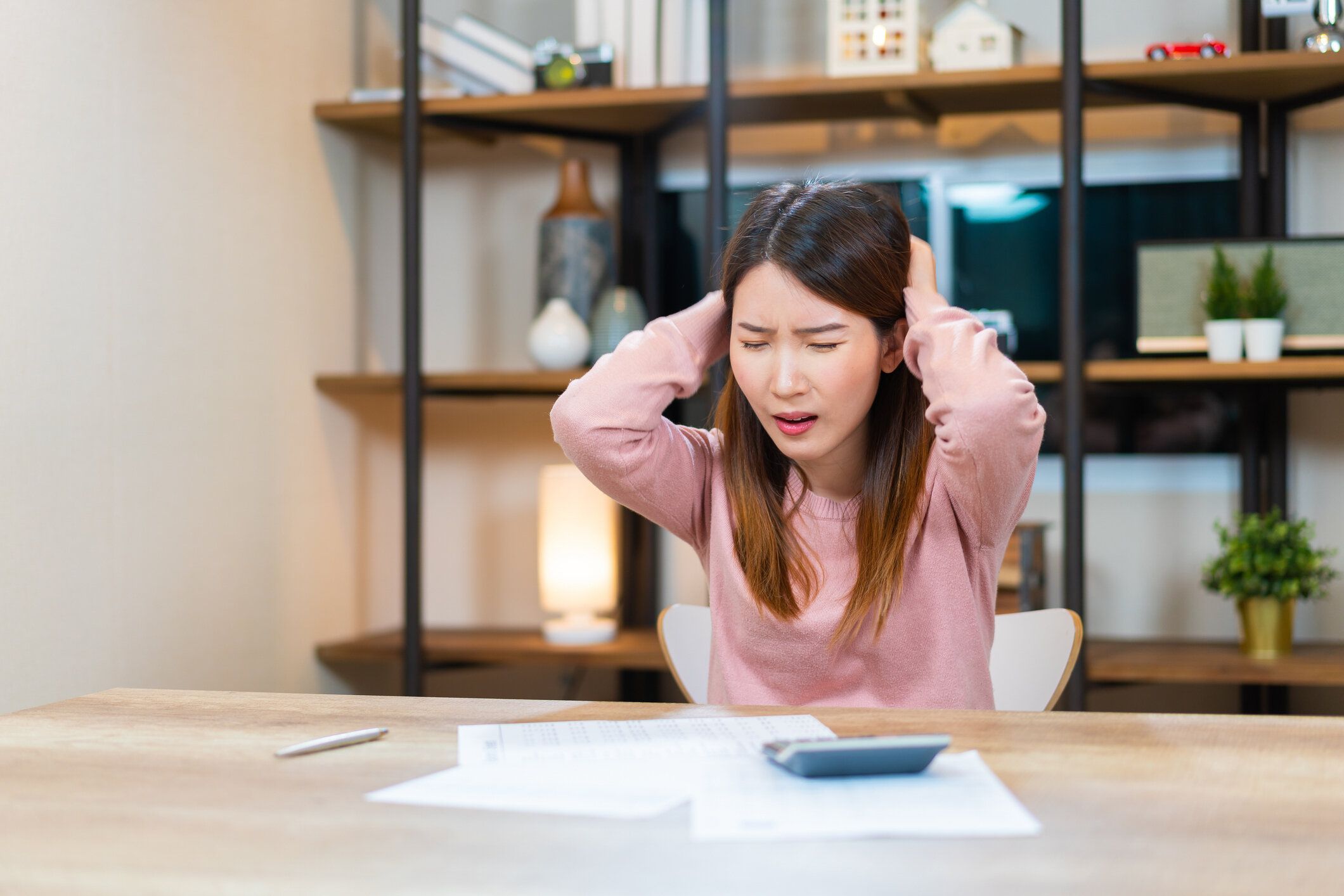 過払い手形に動揺したイライラしたアジアの女性