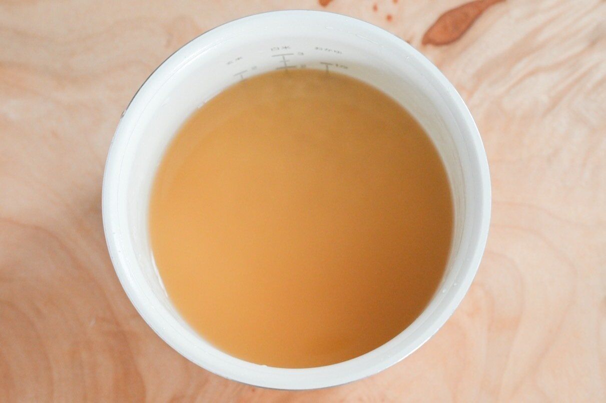 炊飯釜に入った米とたれ