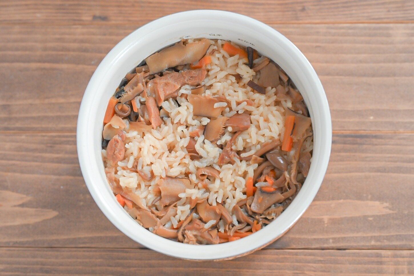 炊飯窯に入った炊き込みごはん