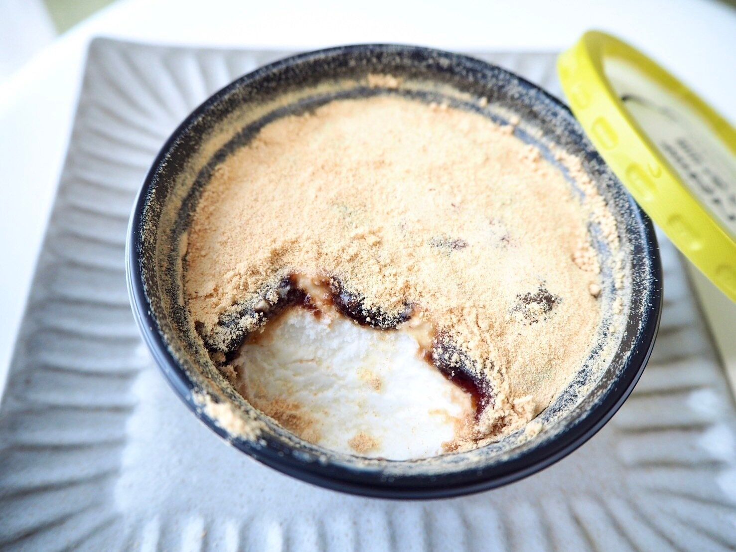 シャトレーゼ「和菓子アイス黒みつきなこ」断面写真