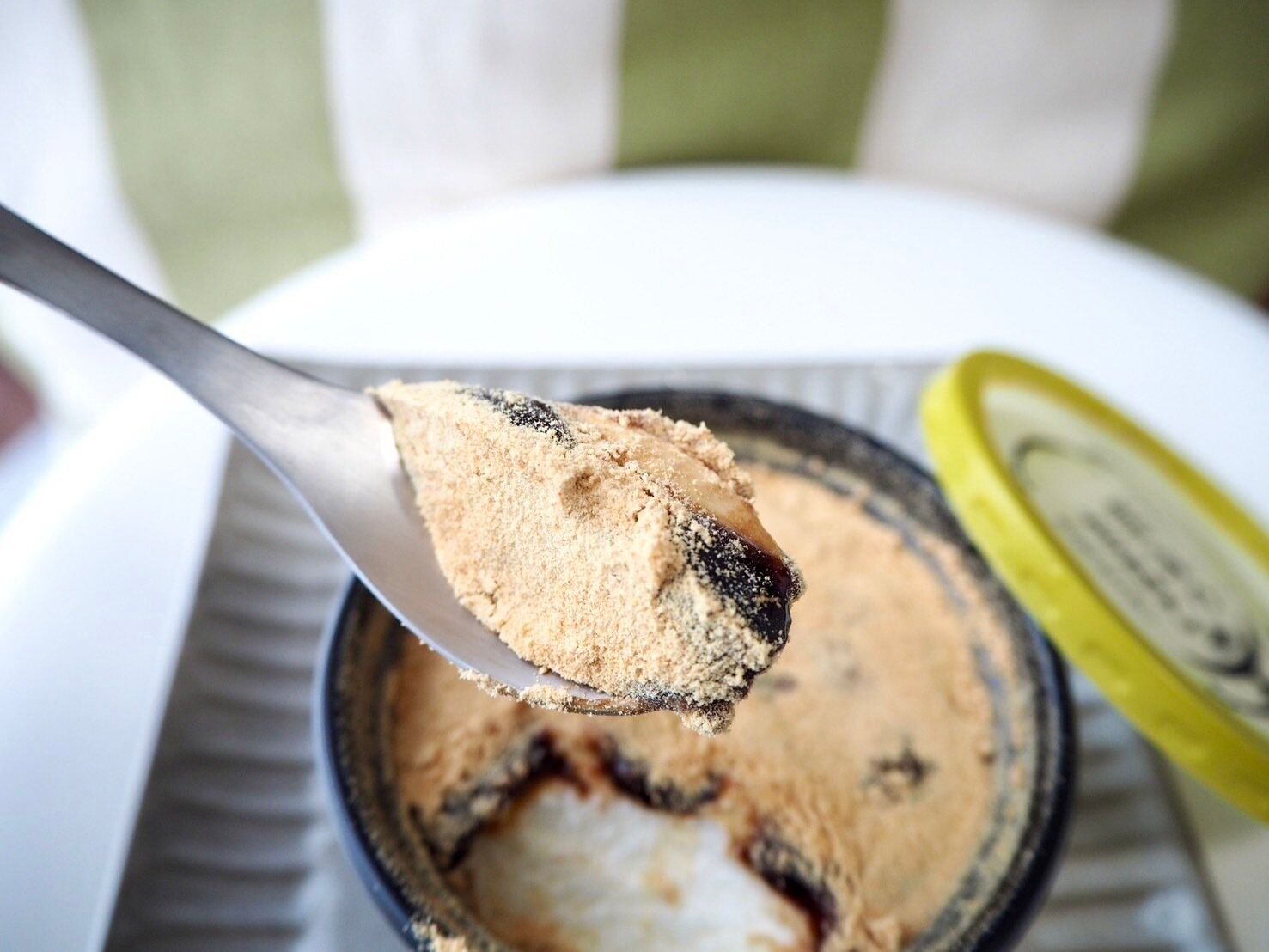 シャトレーゼ「和菓子アイス黒みつきなこ」スプーンのせ写真