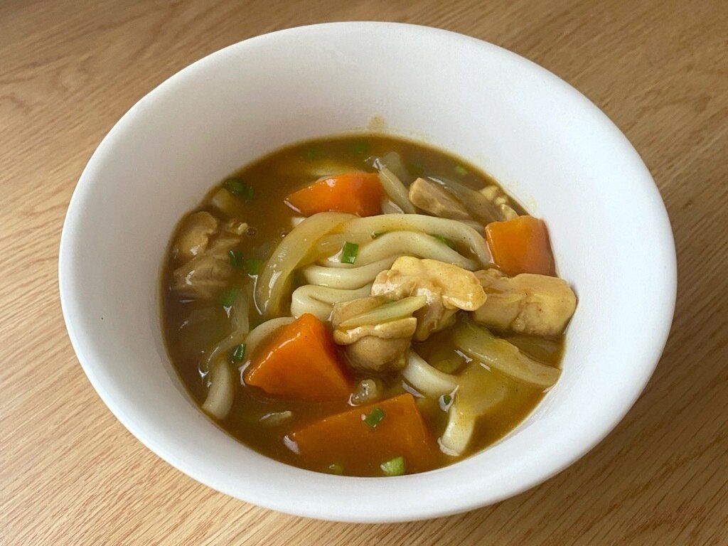 お蕎麦屋さん風だしカレーフレークを使ったカレーうどん