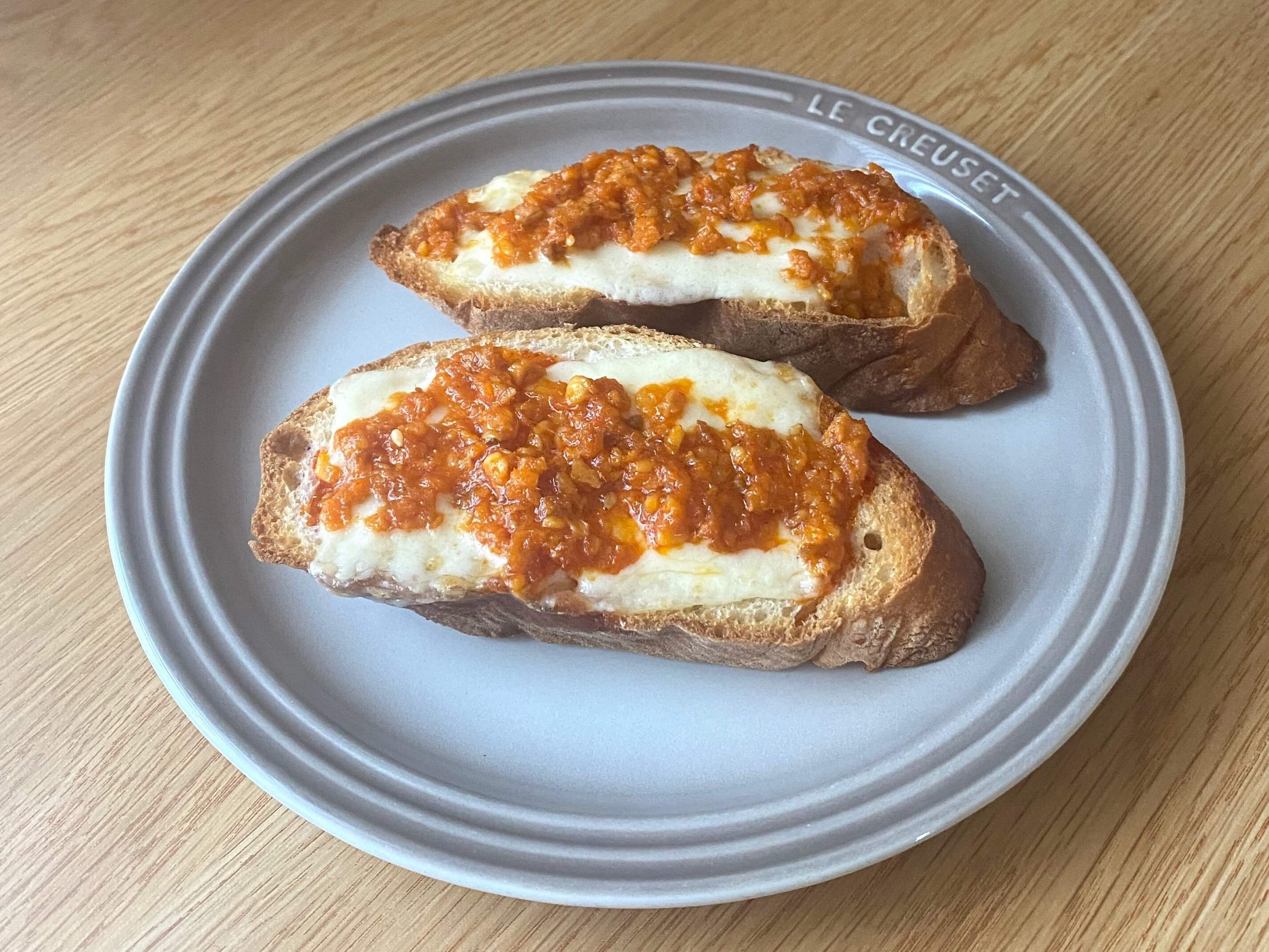 バケットにチーズと鮭にんにく辣油をのせて焼いたおつまみ