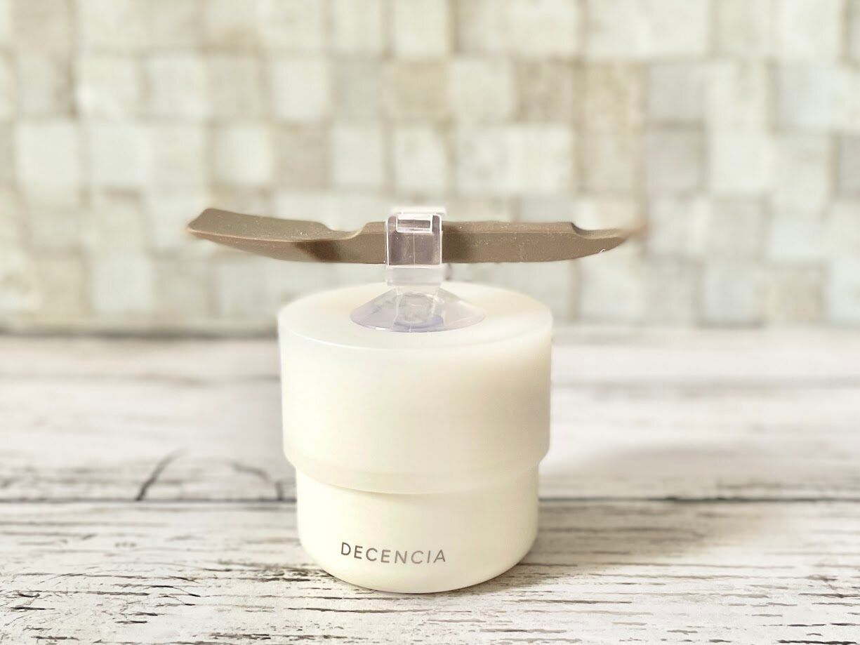 吸盤付きで蓋にスパチュラをセットできる