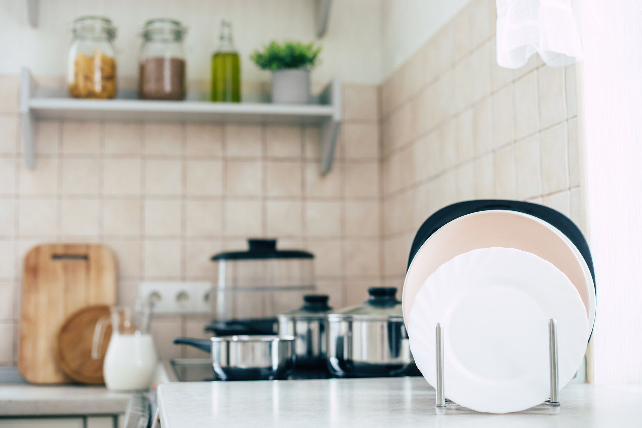 テーブルの上に料理とストーブの上の鍋とモダンな美しい光のキッチンのインテリア