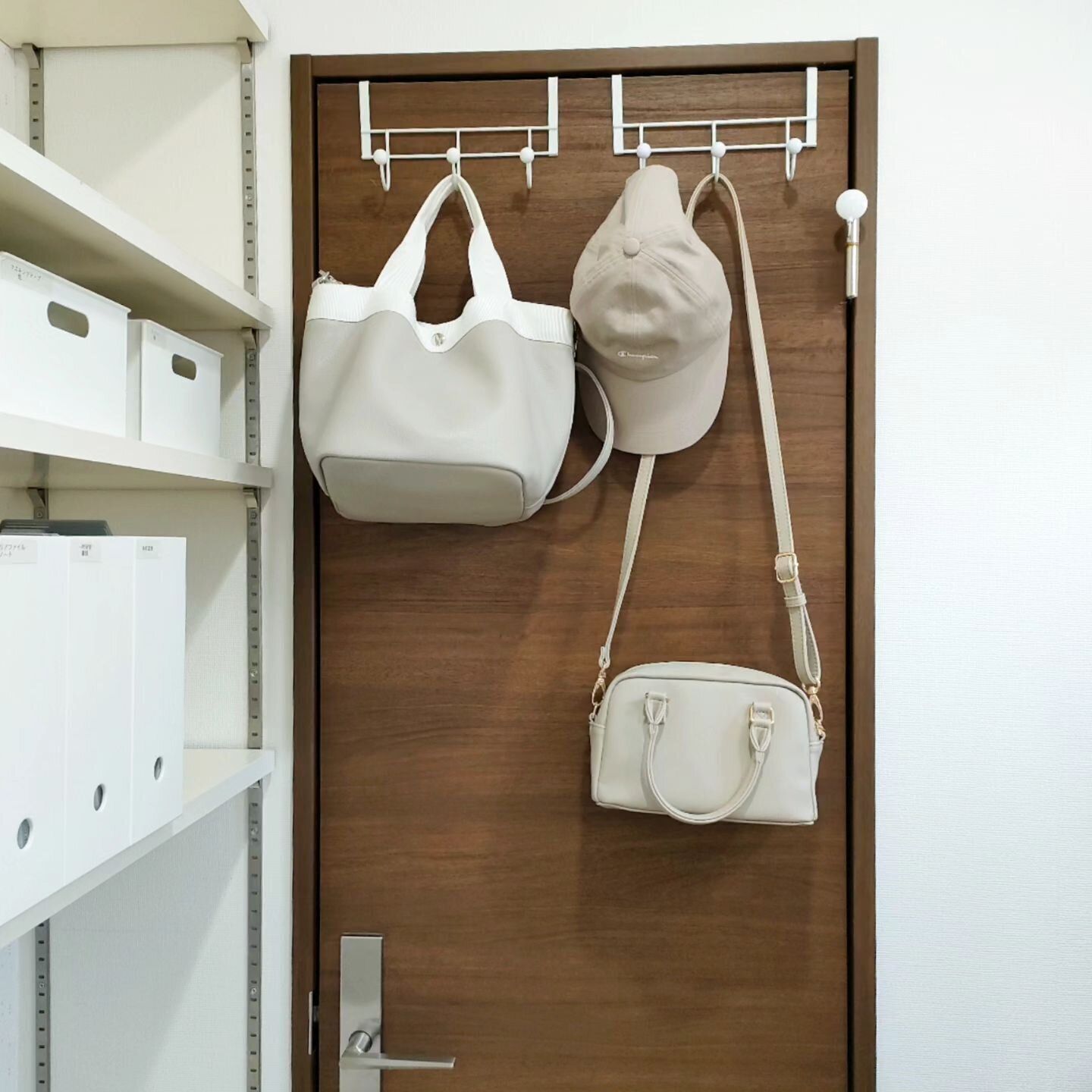 ドアに引っかけるだけ！110円とは思えないアイテム