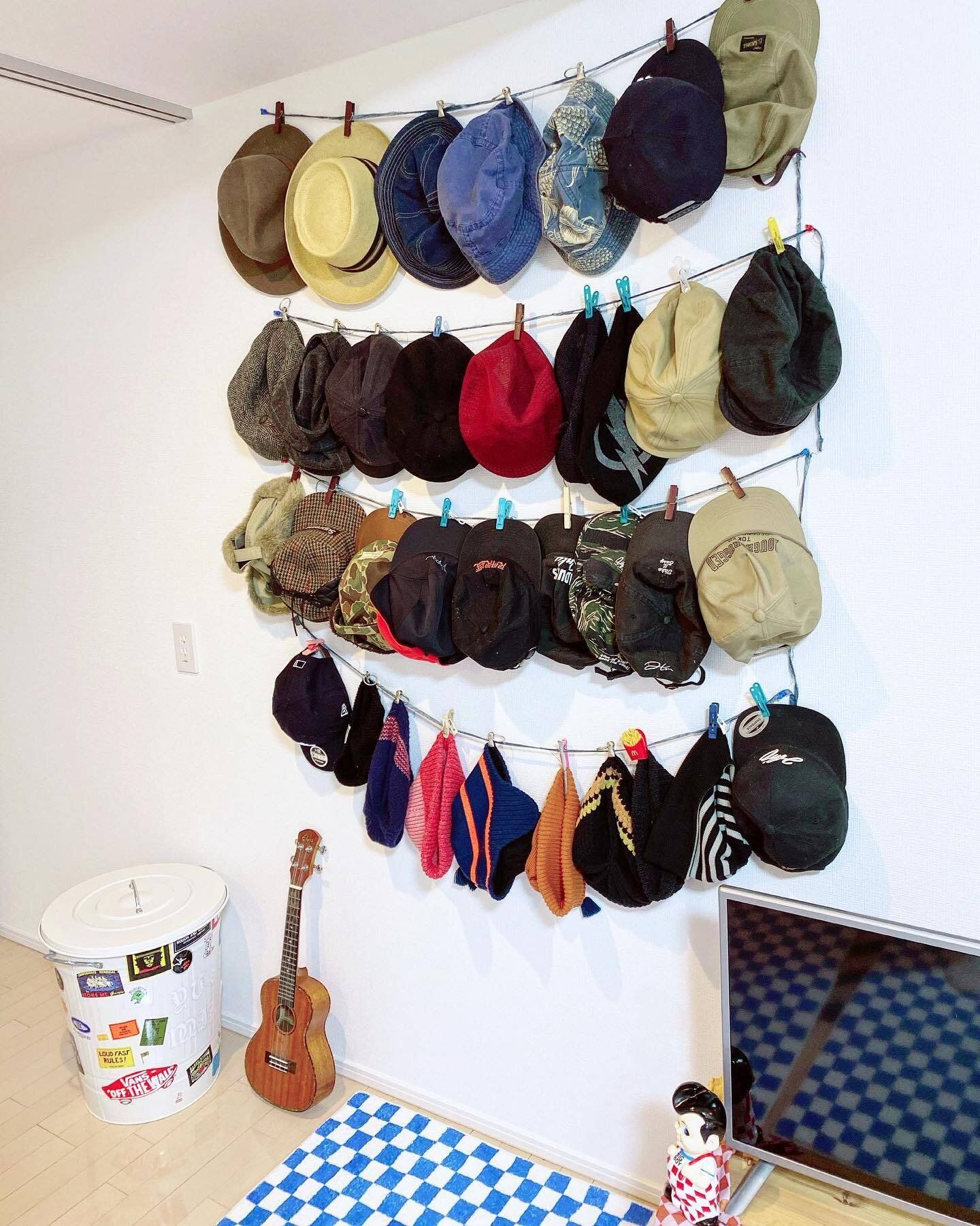 壁面を大きく使って帽子をコレクション