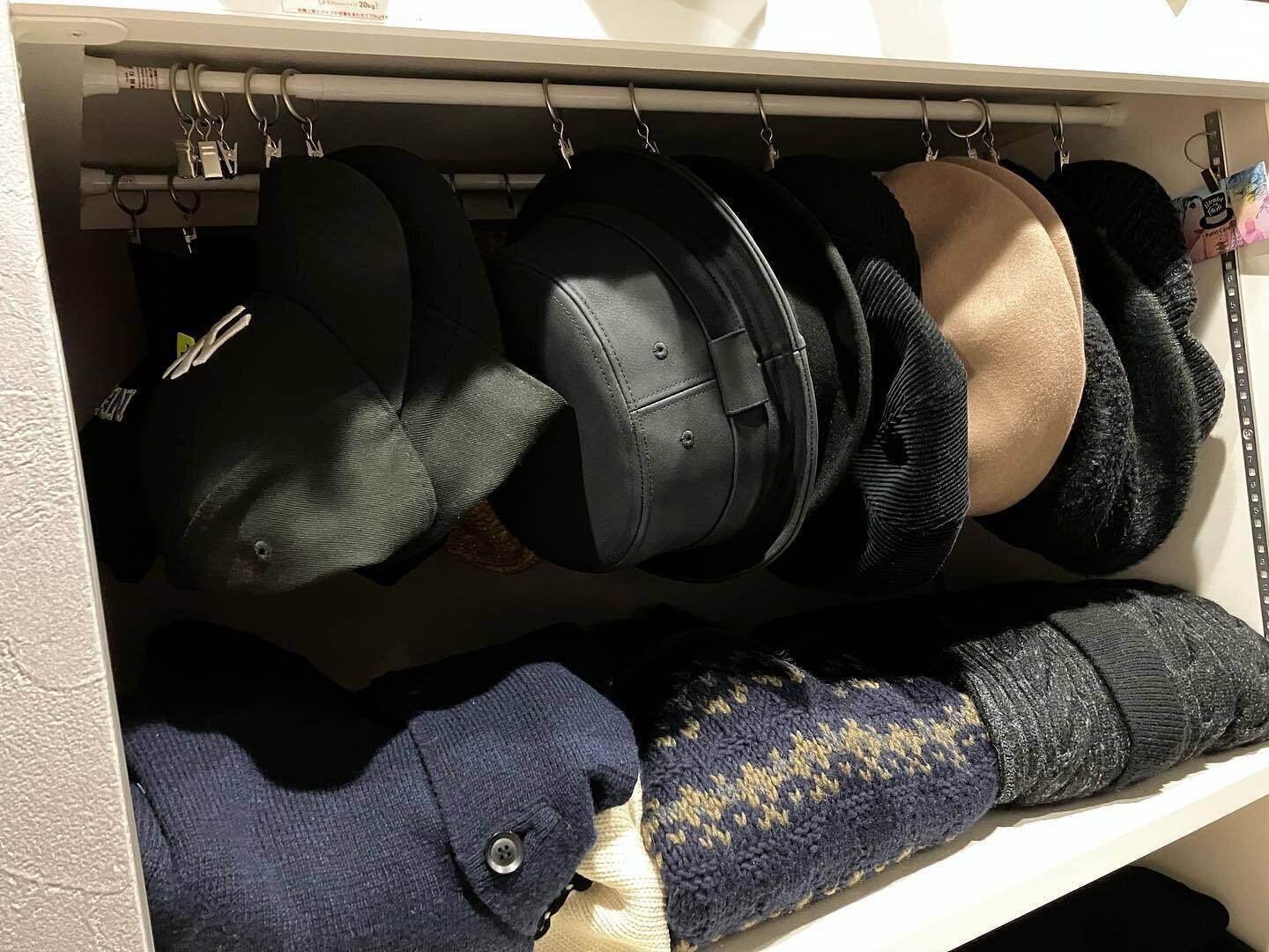 クリップハンガーを使って帽子を吊るす収納