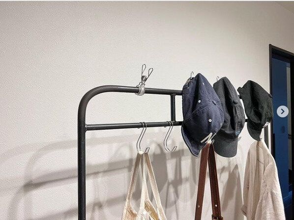ステンレスピンチを使った帽子収納のアイデア