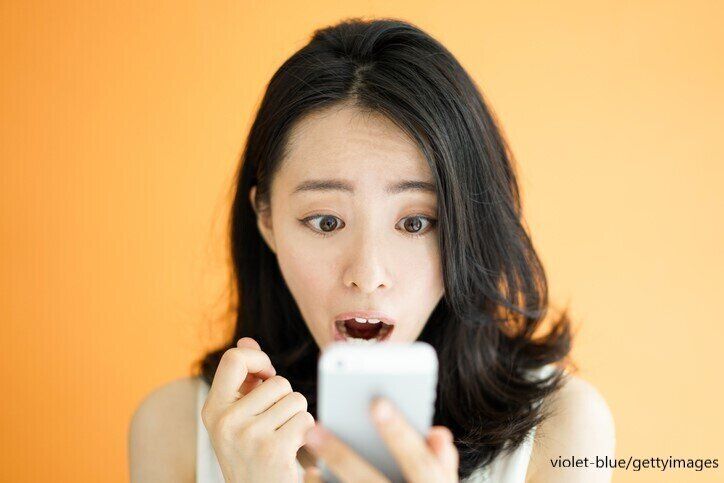 びっくりしている女性の写真