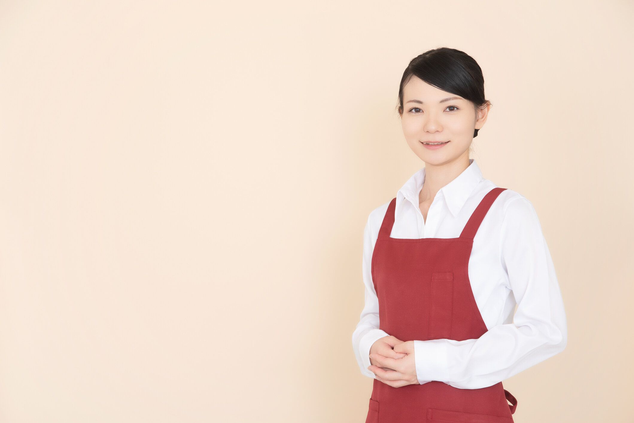 エプロンの女性