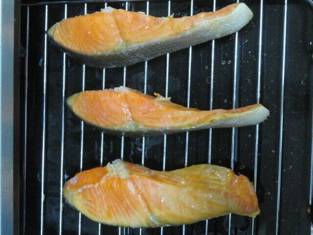 グリルで魚を焼く