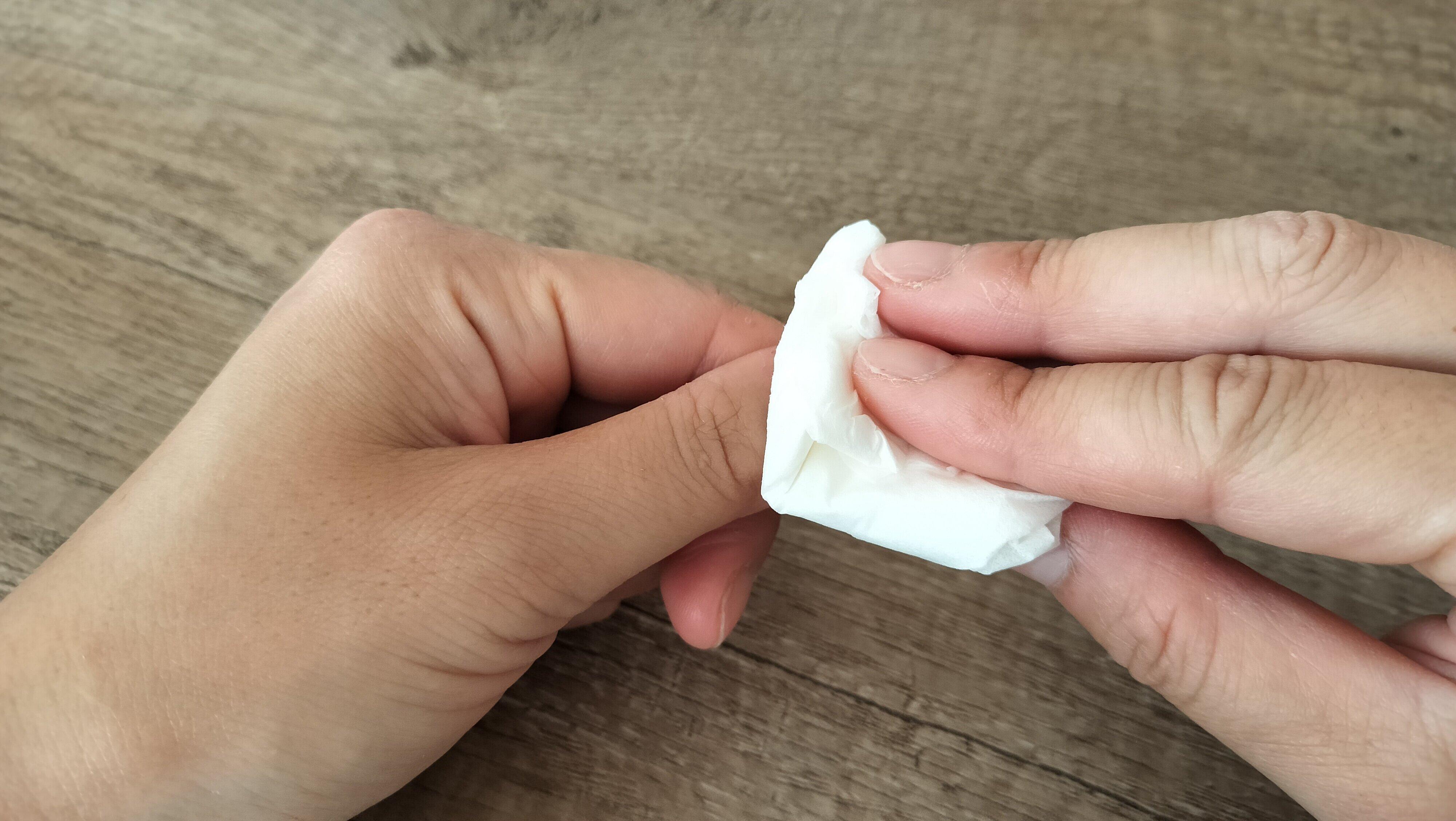 アルコールなどで爪の表面をきれいにする