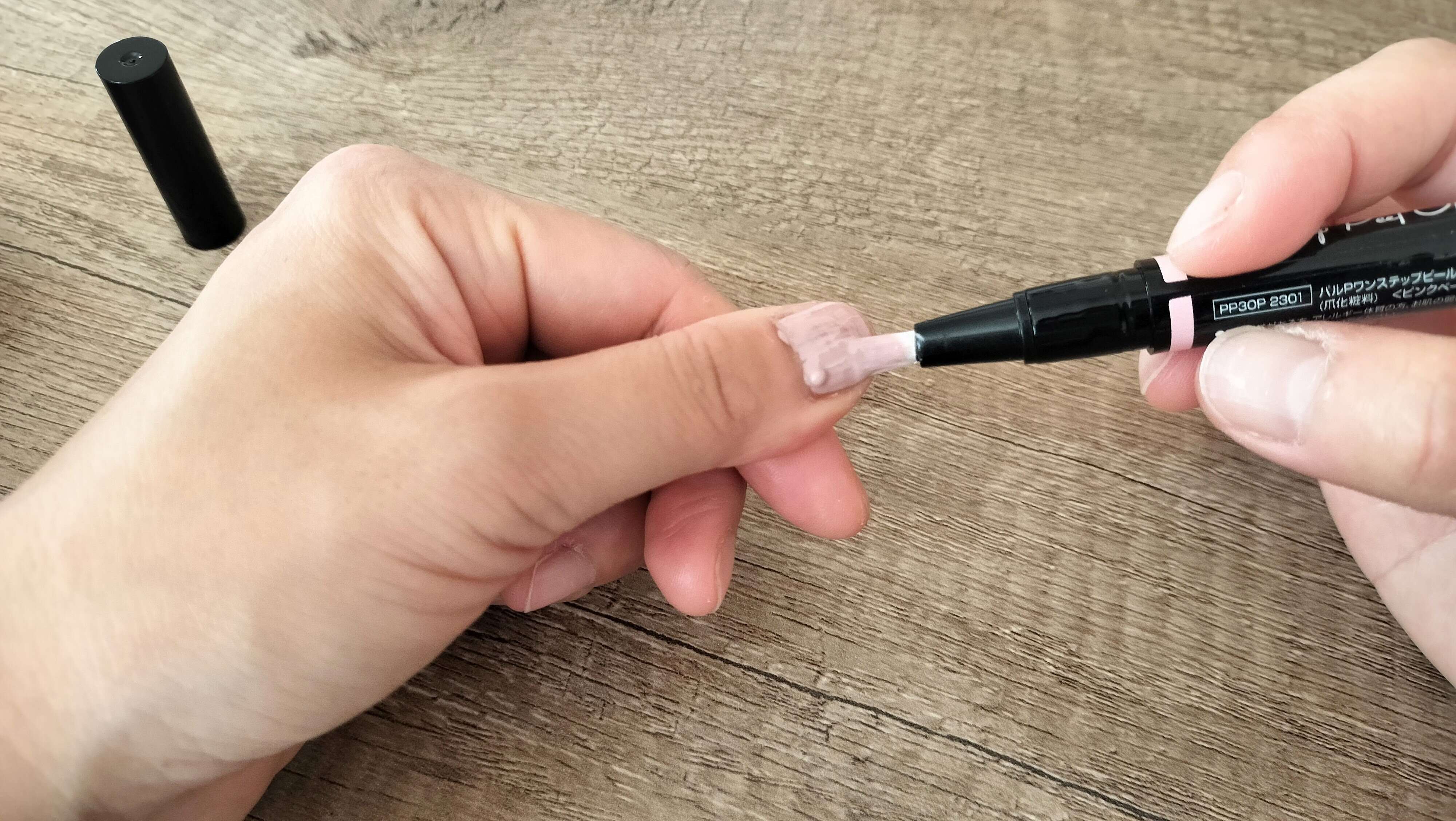 量を調節しながら塗っていく様子