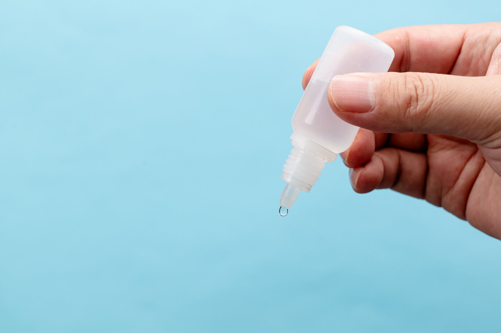 青の背景に使い捨ての点眼薬